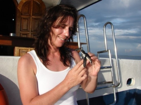 bettina with baby turtle