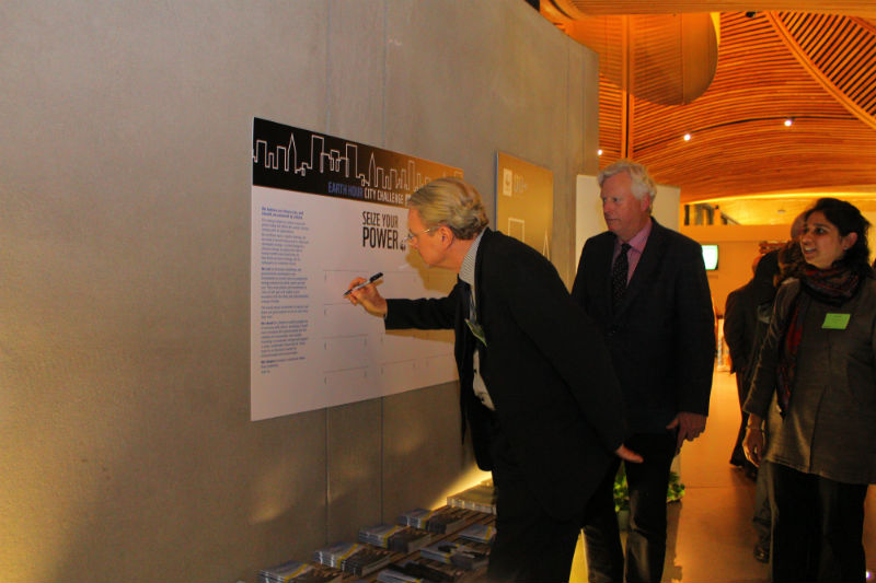 Signing of  WWF’s Global Seize Your Power campaign pledge along. © Victoria Simansjah