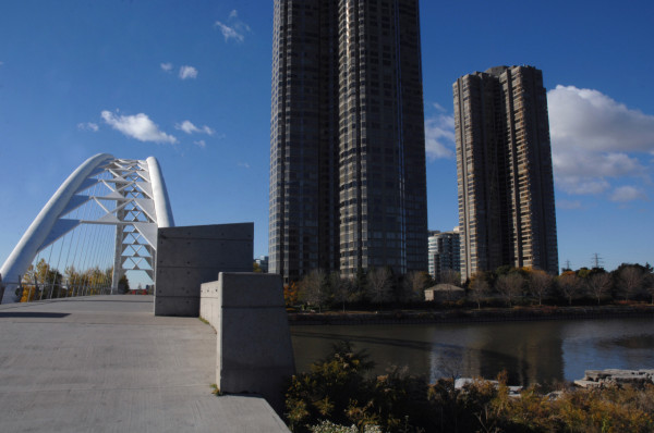 Archway bridge over Humber River nearby residential buildings, Toronto, Ontario, Canada. © WWF-Canada / Noah Cole