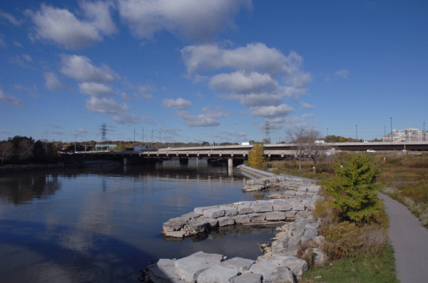 Trail and Gardner Expressway along Humber River, Toronto, Ontario, Canada. © WWF-Canada / Noah Cole