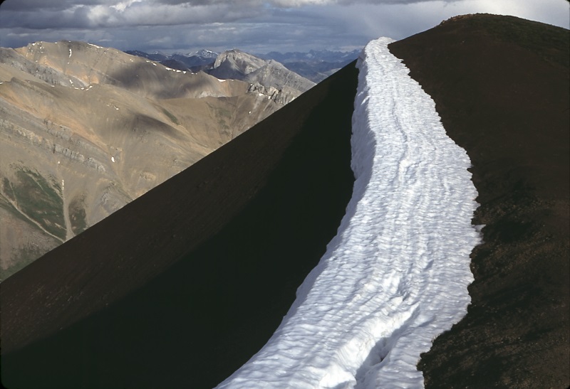 Mackenzie Mountains near the Snake River – a tributary of the Peel © Ken MADSEN / WWF-Canada