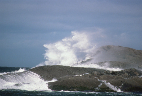 Waves crashing over rocks in the St. Lawrence River, Quebec, Canada. © Lori LABATT / WWF-Canada