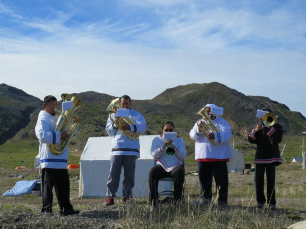 Moravian band welcomes the Students on Ice ship to Labrador ©  Sue Novotny  / WWF