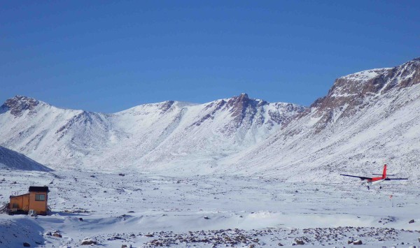 Grise Fiord Airport, ©  Vicki Sahanatien / WWF-Canada
