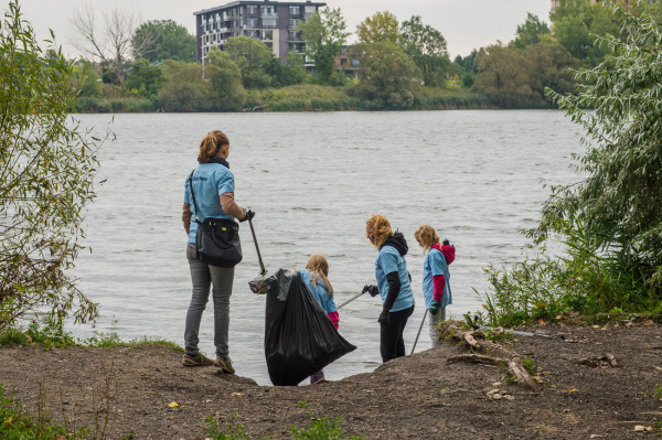 Une équipe s'affaire à nettoyer la rive du majestueux fleuve Saint-Laurent