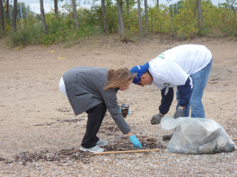 Picking up cigarette butts © OLG