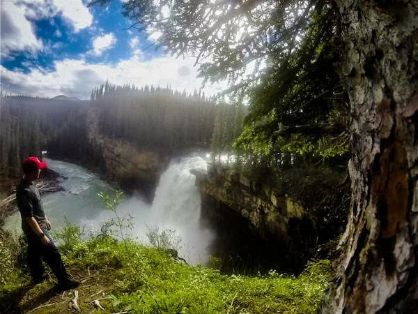 Les chutes de la rivière Snake Indian, dans le parc national Jasper, lors d’une randonnée de 54 km en vélo de montagne dans les Rocheuses canadiennes. © Mathew Q.
