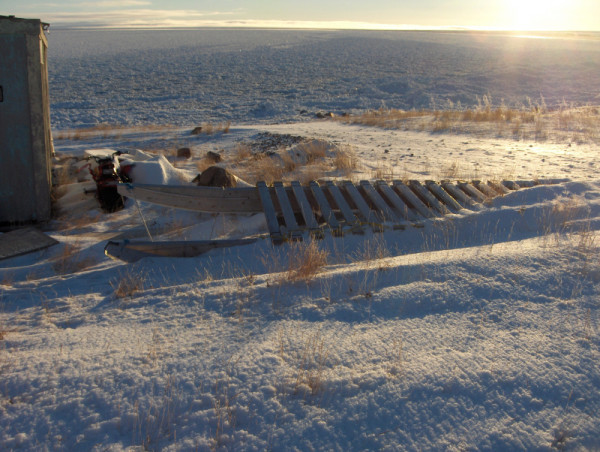 Un komatik, traîneau traditionnel inuit, sur la plage de Baker Lake, Nunavut, Canada © Monte Hummel / WWF-Canada