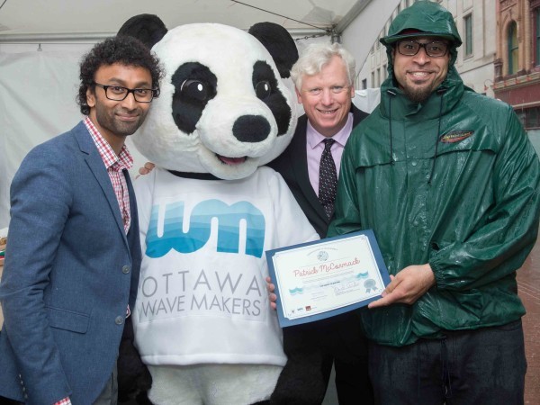 De gauche à droite : Vinod Rajasekaran, planificateur principal - Hub-Ottawa, Panda et David Miller, président et chef de la direction - WWF-Canada, présentent un certificat Ottawa Wave Makers à Patrick McCormack, en reconnaissance de son projet artistique pour les océans. © WWF-Canada / Greg Teckles