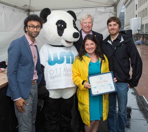 De gauche à droite: Vinod Rajasekaran, planificateur principal pour Hub-Ottawa, et David Miller, président et chef de la direction du WWF-Canada présentent un certificat Ottawa Wave Makers à Tabatha Soltay et Jean-Philippe Veilleux, pour leur projet gagnant, le jeu interactif Shrimps Matter. © WWF-Canada/ Greg Teckles