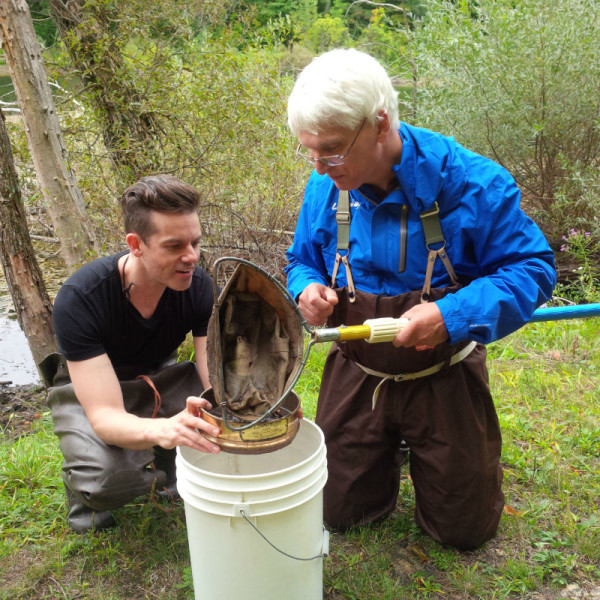 David Choly and Peter Menes from Lester B Pearson CI take a look at their catch © EcoSpark)