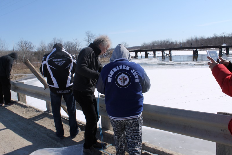 Project lead Mike Stainton works with student volunteers from Brokenhead Ojibway Nation on LWF’s CBM initiative. © Kirsten Earl McCorrister 