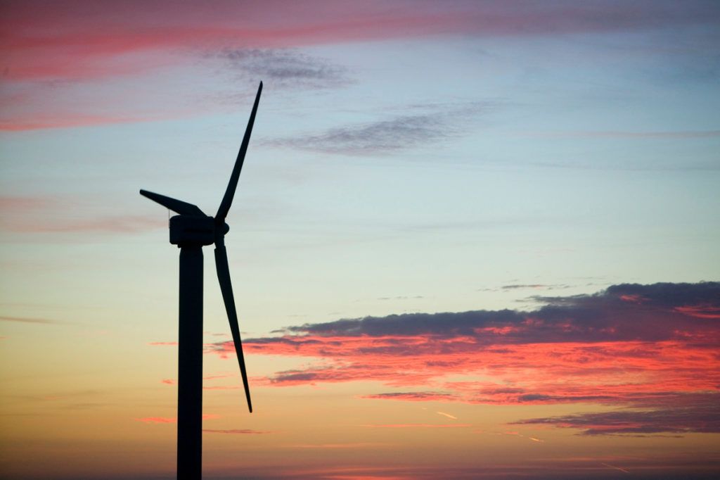 Éolienne au soleil couchant, près de Camelford, Cornwall, Royaume-Uni. 