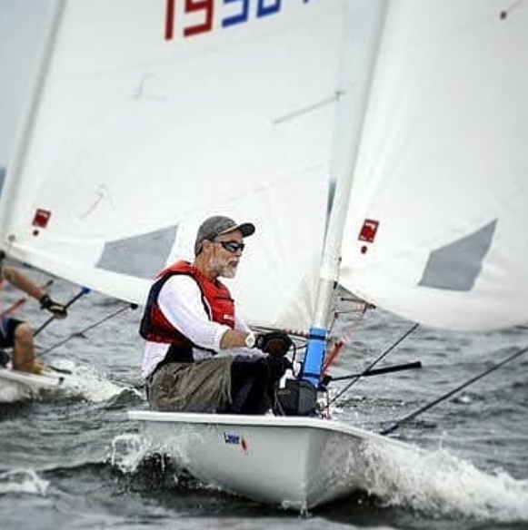 Ian Robertson faisant de la voile.