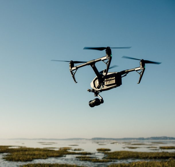 Drone passant au-dessus de l'eau