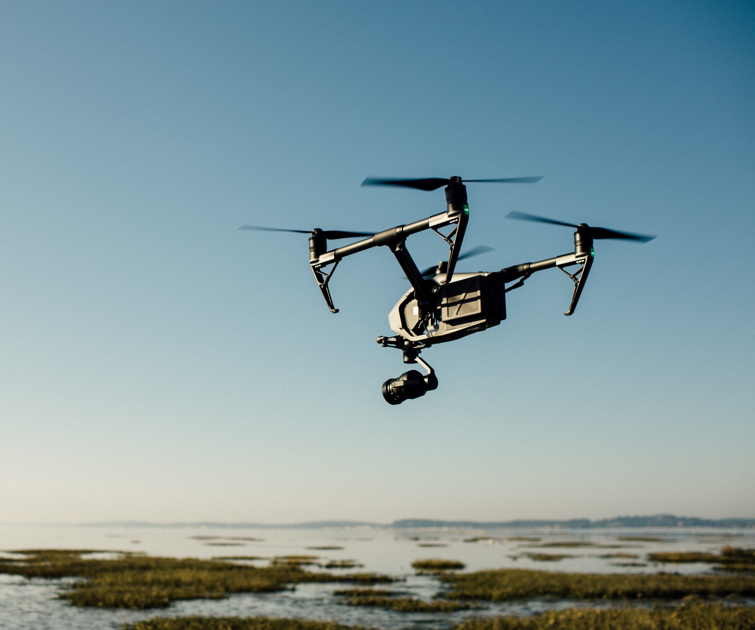 Drone passant au-dessus de l'eau