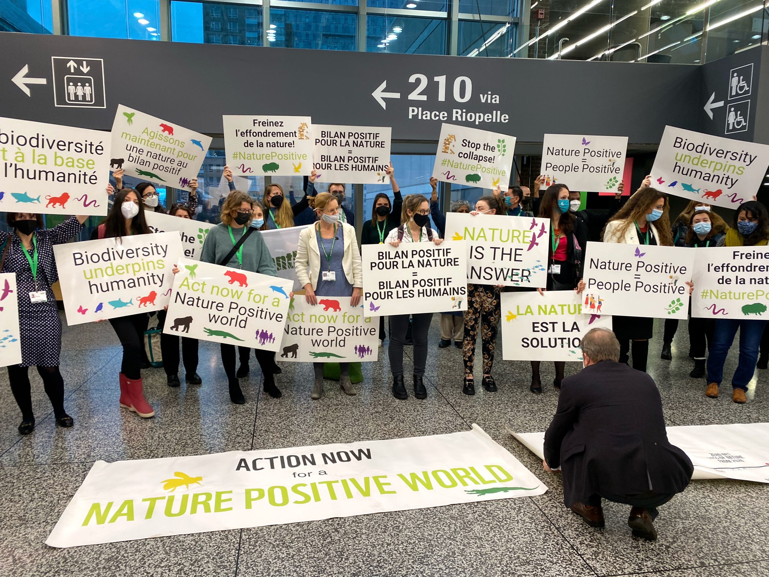 Des manifestant.e.s tenant des pancartes probiodiversité